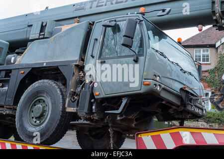 Salisbury, Wiltshire, Royaume-Uni. 5 Février, 2015. 40 transporter 40 tonnes transportant une tonne grue armée provoque le chaos à l'heure de pointe quand la grue se glisse à l'arrière du camion sur les effets indésirables de crédit carrossage : Paul Chambers/Alamy Live News Banque D'Images