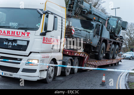 Salisbury, Wiltshire, Royaume-Uni. 5 Février, 2015. 40 transporter 40 tonnes transportant une tonne grue armée provoque le chaos à l'heure de pointe quand la grue se glisse à l'arrière du camion sur les effets indésirables de crédit carrossage : Paul Chambers/Alamy Live News Banque D'Images