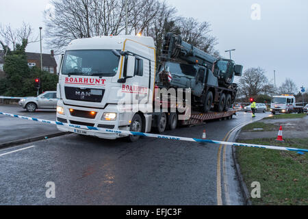 Salisbury, Wiltshire, Royaume-Uni. 5 Février, 2015. 40 transporter 40 tonnes transportant une tonne grue armée provoque le chaos à l'heure de pointe quand la grue se glisse à l'arrière du camion sur les effets indésirables de crédit carrossage : Paul Chambers/Alamy Live News Banque D'Images