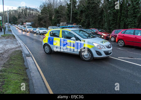 Salisbury, Wiltshire, Royaume-Uni. 5 Février, 2015. 40 transporter 40 tonnes transportant une tonne grue armée provoque le chaos à l'heure de pointe quand la grue se glisse à l'arrière du camion sur les effets indésirables de crédit carrossage : Paul Chambers/Alamy Live News Banque D'Images