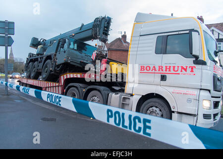 Salisbury, Wiltshire, Royaume-Uni. 5 Février, 2015. 40 transporter 40 tonnes transportant une tonne grue armée provoque le chaos à l'heure de pointe quand la grue se glisse à l'arrière du camion sur les effets indésirables de crédit carrossage : Paul Chambers/Alamy Live News Banque D'Images