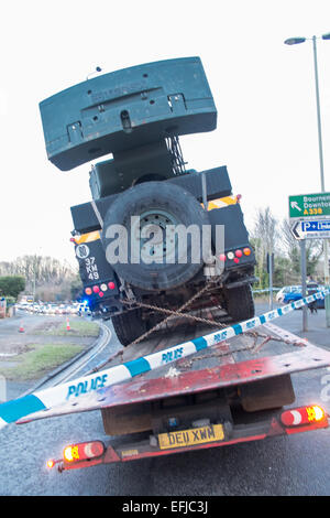 Salisbury, Wiltshire, Royaume-Uni. 5 Février, 2015. 40 transporter 40 tonnes transportant une tonne grue armée provoque le chaos à l'heure de pointe quand la grue se glisse à l'arrière du camion sur les effets indésirables de crédit carrossage : Paul Chambers/Alamy Live News Banque D'Images