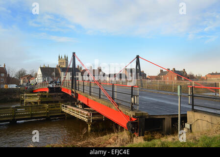 Selby road fermeture pont tournant sur la rivière Ouse avec selby abbey dans la distance france Banque D'Images