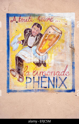 Vieux Mur Peinture annonce montrant Waiter Serving Lemonade dans un Café Bistro Bar ou Aix-en-Provence Provence France Banque D'Images