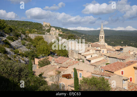 Vue sur le village provençal de St Saturnin-les-Apt ou Saint Saturnin les Apt dans le Parc Régional du Luberon Provence France Banque D'Images