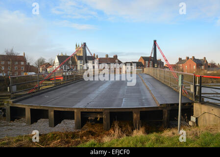 Selby road fermeture pont tournant sur la rivière Ouse avec selby abbey dans la distance france Banque D'Images