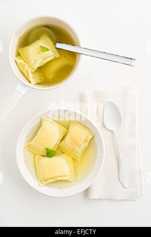 Maultaschen pâtes carrés dans un bouillon Banque D'Images