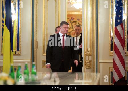 Le Président ukrainien Porochenko arrive pour une réunion avec le secrétaire d'Etat américain John Kerry à l'Bankova Palais présidentiel le 5 février 2015 à Kiev, Ukraine. Banque D'Images