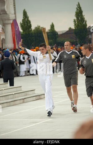 La torche olympique viennent à Gravesend le 20 juillet 2012. Il a visité le gourou Nanak Gurwara à Gravesend où elle a été adoptée à partir d'un Banque D'Images