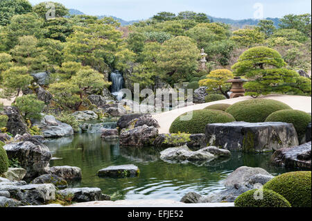 Le jardin de gravier blanc et de pins dans les jardins du 20c du Musée d'Art Adachi réalisé par Adachi Zenko (Matsue, Japon) Banque D'Images