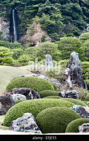 La cascade artificielle de Kikaku dans les jardins 20c du Musée d'Art Adachi réalisée par Adachi Zenko (Matsue, Japon) Banque D'Images