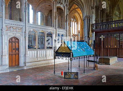 Culte de Saint Swithun dans la cathédrale de Winchester, Hampshire, Angleterre, Royaume-Uni Banque D'Images