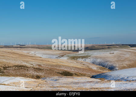 Les collines de Powys, avec la grande Trannon - Carno - parc éolien dominant l'horizon sur un jour d'hiver enneigé. Banque D'Images