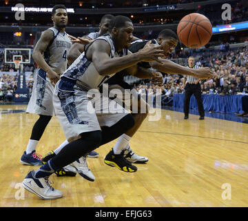 Washington, District de Columbia, Etats-Unis. 5e Février, 2015. Providence guard KRIS DUNN (3), droite, et Georgetown Centre L.J. Pic (0) rendez-vous pour une balle lâche à la fin de la seconde moitié d'un match de basket-ball NCAA au Verizon Center à Washington. La Providence a battu Georgetown, 74-71. © Chuck Myers/ZUMA/Alamy Fil Live News Banque D'Images
