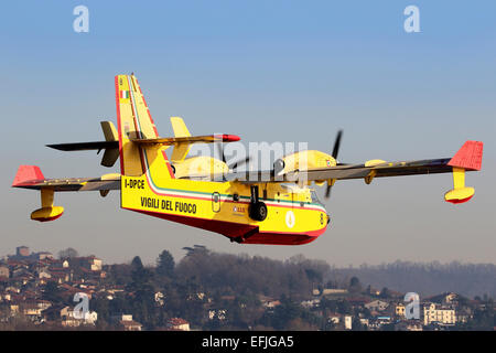 Un Italien CL-415 Fire Hunter volant au-dessus des Lago di Viverone en Italie du nord. Banque D'Images