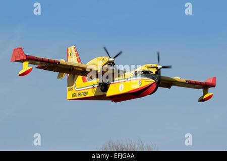 Un Italien CL-415 Fire Hunter volant au-dessus des Lago di Viverone en Italie du nord. Banque D'Images