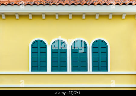 Quatre fenêtres en ogive vert jaune sur le mur de la maison en Italie retro style Banque D'Images