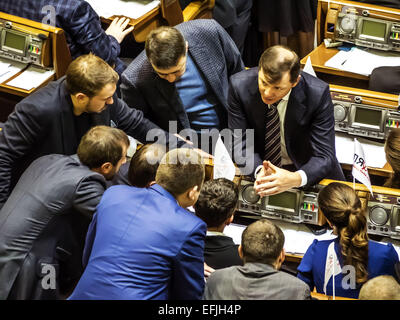 Dans la salle de session de la Verkhovna Rada. 5e Février, 2015. -- Verkhovna Rada a permis aux commandants militaires d'utiliser des armes à l'égard de subordonnés au 5 février 2015, Kiev, Ukraine. Le droit existe avec les commandants de l'obligation de prendre des mesures draconiennes pour empêcher la commission d'une infraction criminelle subordonnés et rétablir la loi et l'ordre. © Igor Golovniov/ZUMA/Alamy Fil Live News Banque D'Images