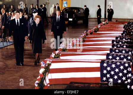 Du président américain Ronald Reagan et de la Première Dame Nancy Reagan honorer les victimes de l'attentat de l'ambassade des États-Unis à Beyrouth, Liban, le 23 avril 1983 à Dover, Delaware. Banque D'Images