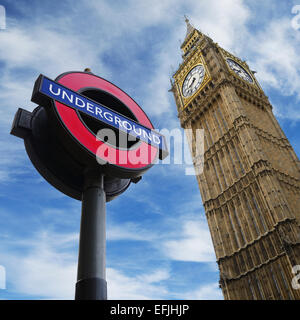 Londres, Angleterre. Underground Sign et de Big Ben, les deux icônes célèbres de Londres. United Kingdom. Banque D'Images