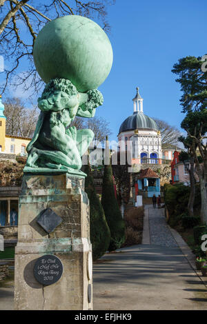 Portmeirion, le village italien construit par Clough Williams-Ellis. La statue d'Hercule de William Brodie, 1863 (avec le Panthéon ou le Dôme derrière) Banque D'Images