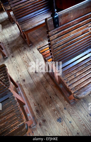 Bancs en bois dans une ancienne gare Banque D'Images