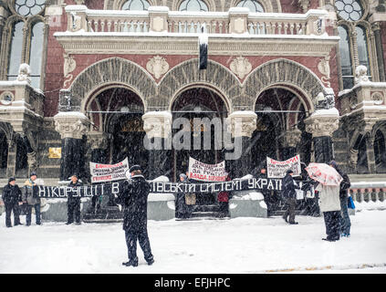 Kiev, Ukraine. 5 Février, 2015. Les militants de l'ONG "Association pour la protection des droits des déposants' piquet Banque nationale d'Ukraine, le 5 février 2015, Kiev. Crédit : Igor Golovnov/Alamy Live News Banque D'Images