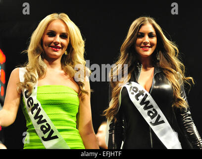 Leeds, UK. 05 févr., 2015. Betway Football Ligue 1 fléchettes. Journée 1. La marche sur les filles : Action Crédit Plus Sport/Alamy Live News Banque D'Images