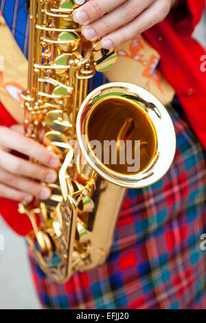 À jouer du saxophone dans une fanfare Banque D'Images