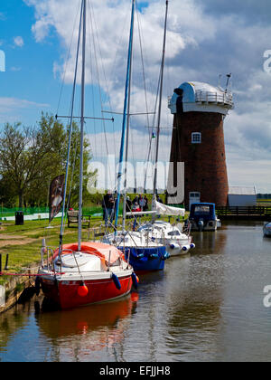 Bazin et bateaux à voile à Horsey simple sur les Norfolk Broads Norfolk East Anglia Angleterre UK Banque D'Images