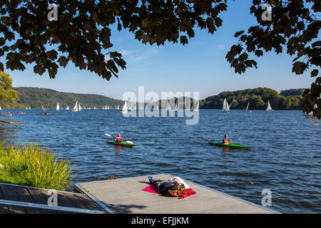 Les personnes bénéficiant de l'été, sur une jetée, 'lac' Baldeneysee, rivière Ruhr, Essen, Allemagne, Banque D'Images