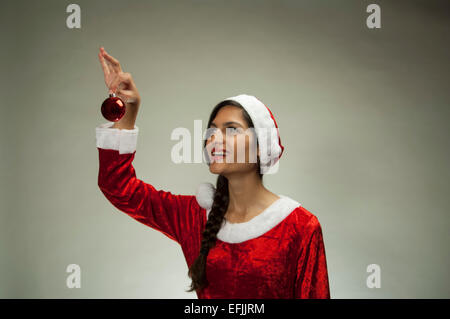 Jeune femme vêtue d'un chapeau de Père Noël Banque D'Images
