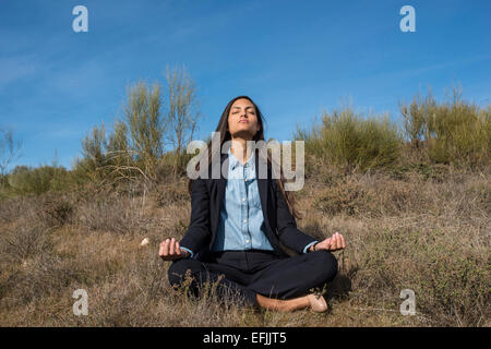 Jeune femme latine faisant du yoga Banque D'Images