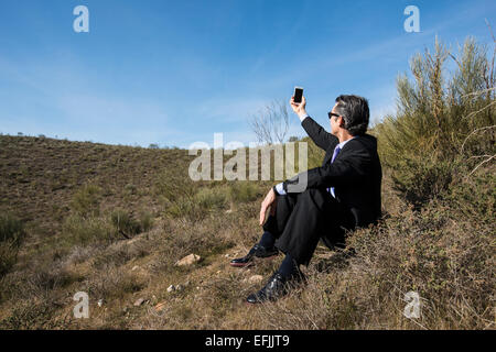 Businessman using cell phone Banque D'Images