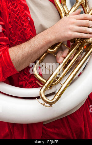 Tuba en jouant une fanfare Banque D'Images