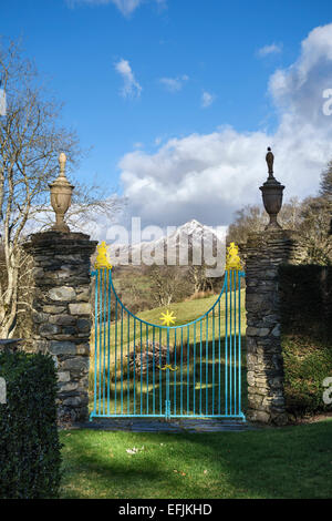 Plas Brondanw, au Pays de Galles. Clough Williams-Ellis conçu les jardins à l'italienne, en les alignant avec le pic enneigé du Cnicht Banque D'Images