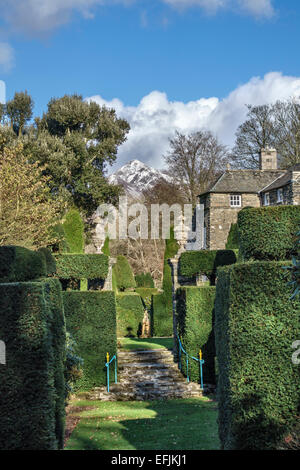 Plas Brondanw, au Pays de Galles. Clough Williams-Ellis conçu les jardins à l'italienne, en les alignant avec le pic enneigé du Cnicht Banque D'Images