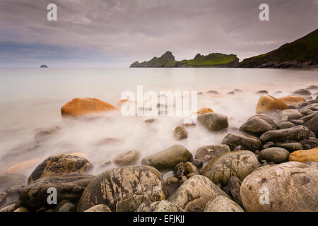 Marée basse au cours de la fin de l'après-midi expose quelques belles pierres sur la plage de la baie du Village, St Kilda Banque D'Images