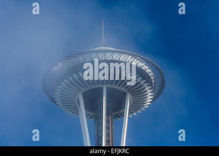 Brouillard d'été à rouler off Elliot Bay et en partie des bâches de la Space Needle, Seattle, Washington State, USA Banque D'Images