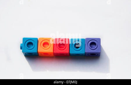 L'École de manipulation des blocs carrés colorés de l'aide d'apprentissage Banque D'Images