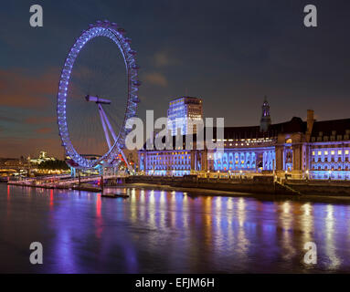London Eye vue sur la Tamise, près de l'aquarium et le County Hall, Londres, Angleterre Banque D'Images