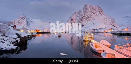 Hamnoy dans la soirée la lumière, reflet dans l'eau, Reine, Moskenesoya, Lofoten, Nordland, Norvège Banque D'Images