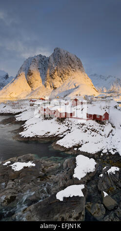 Hamnoy dans un paysage d'hiver, Reine, Lilandstindan, Moskenesoya, Lofoten, Nordland, Norvège Banque D'Images