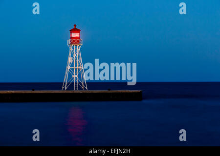 Phare allumé à Erieau pier en Ontario. Banque D'Images