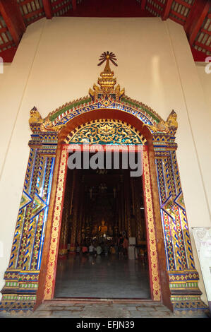 Vue verticale de la Wat Chiang Mun, le plus vieux temple de Chiang Mai, Thaïlande. Banque D'Images