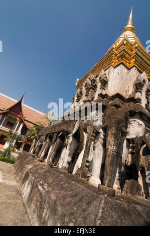 Vue verticale de l'éléphant en pierre soutenant le chedi du Wat Chiang Man à Chiang Mai, Thaïlande Banque D'Images