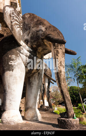 La verticale de près de l'éléphant de pierre soutenant le chedi du Wat Chiang Man en Ch Banque D'Images