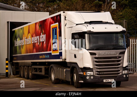 Camions Aldi fournissant des produits pour leur magasin Aldi à 'La pile des Parc de loisirs à Dundee, Royaume-Uni Banque D'Images