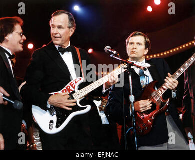 Le président américain George H. W. Bush et conseiller politique Lee Atwater jouer de la guitare à la célébration pour les jeunes Américains, une partie de la célébration inaugurale dans l'Armory DC, 21 janvier 1989 à Washington, DC. Banque D'Images