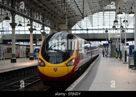 Pendalino Virgin Train arrivant en gare de Manchester Piccadilly, Manchester, Royaume-Uni Banque D'Images